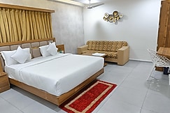 Hotel Lotus, Anand