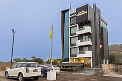 Hotel Opulence, Pathardi