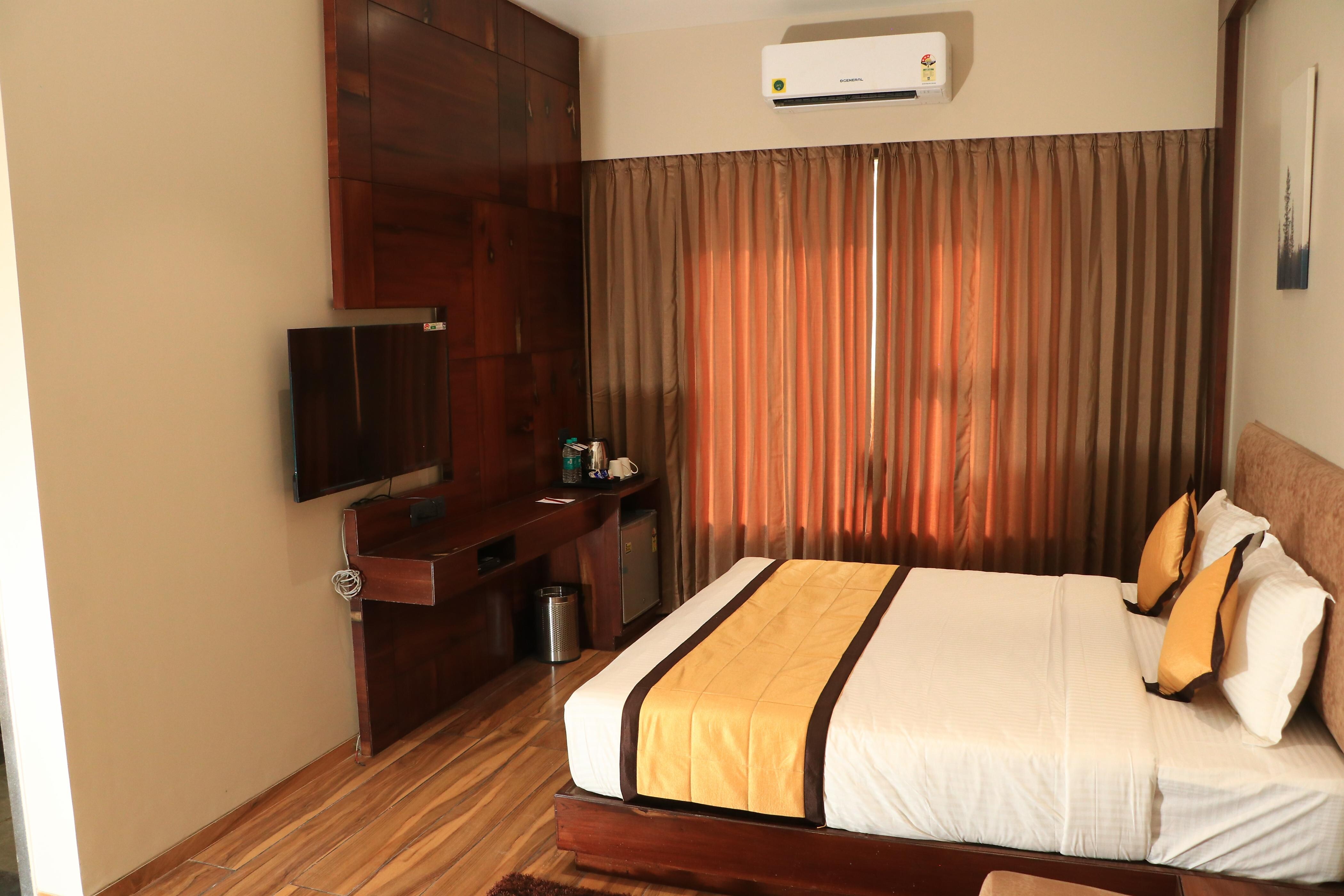 Hotel Rudra Royal 𝗕𝗢𝗢𝗞 Shirdi Hotel 𝘄𝗶𝘁𝗵 ₹𝟬 𝗣𝗔𝗬𝗠𝗘𝗡𝗧