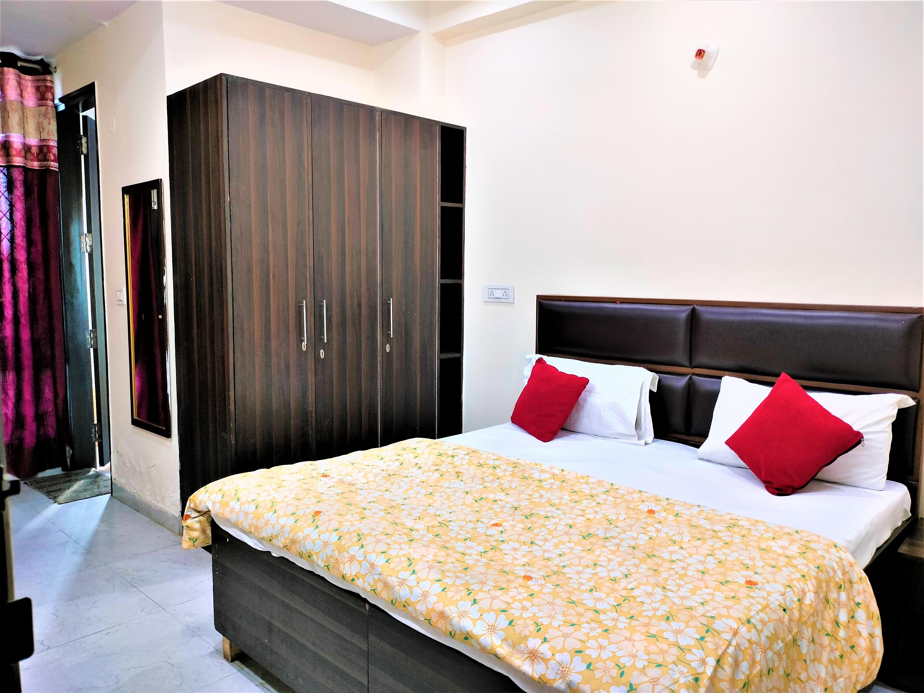 Hotel Star Light ,Near Nizamuddin Railway Station 𝗕𝗢𝗢𝗞 Delhi Hotel 𝘄𝗶𝘁𝗵