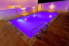 Dreamland inn with swimming pool, Auroville