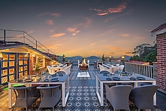 WOOD STOCK LUXURY KASAULI -Mountain View, Parwanoo