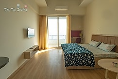 The Taj Studios-Comfortable Stay At Gaur City MAll, Greater Noida