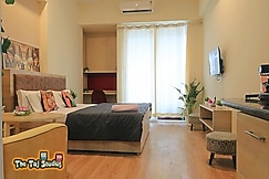 The Taj Studios-Comfortable Stay At Gaur City MAll, Greater Noida