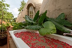 A quaint stay with an OutdoorBathtub - Hobbit House by Roamhome, Goa