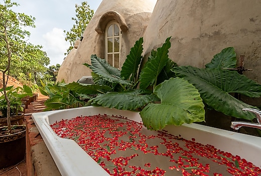 A quaint stay with an OutdoorBathtub - Hobbit House by Roamhome
