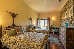 2 BHK Cottage Overlooking Valley |Wild Thyme by Roamhome, Bhowali