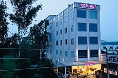 Hotel Hive @ 1 min Drive to ISBT, Dehradun