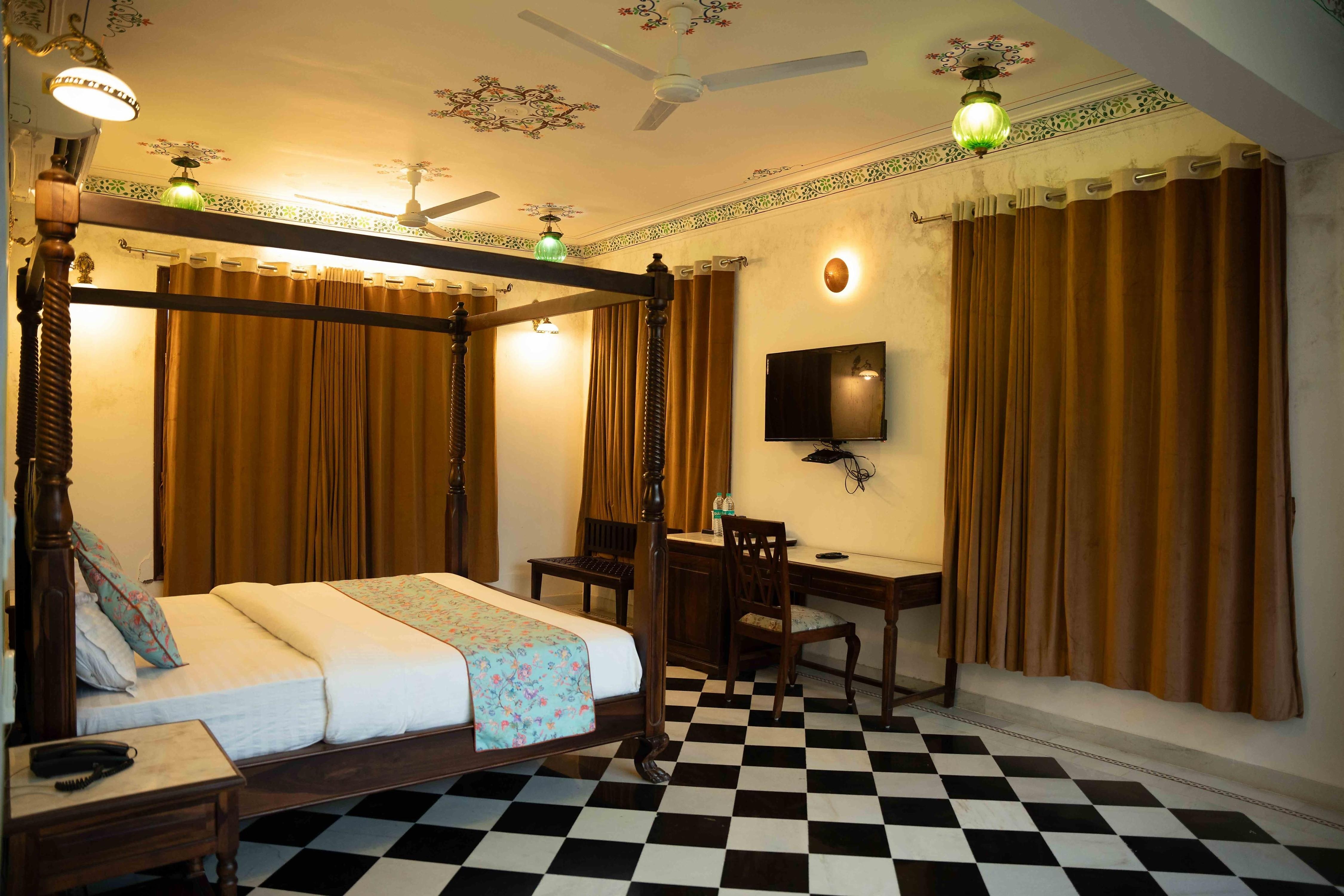 Hotel Karohi Villa - Tap to explore photos
