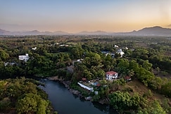 SaffronStays Riverfront Manor, Ulhasnagar