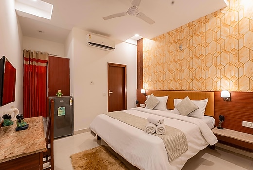 The Lodgers Hotel & Banquet Sector 38