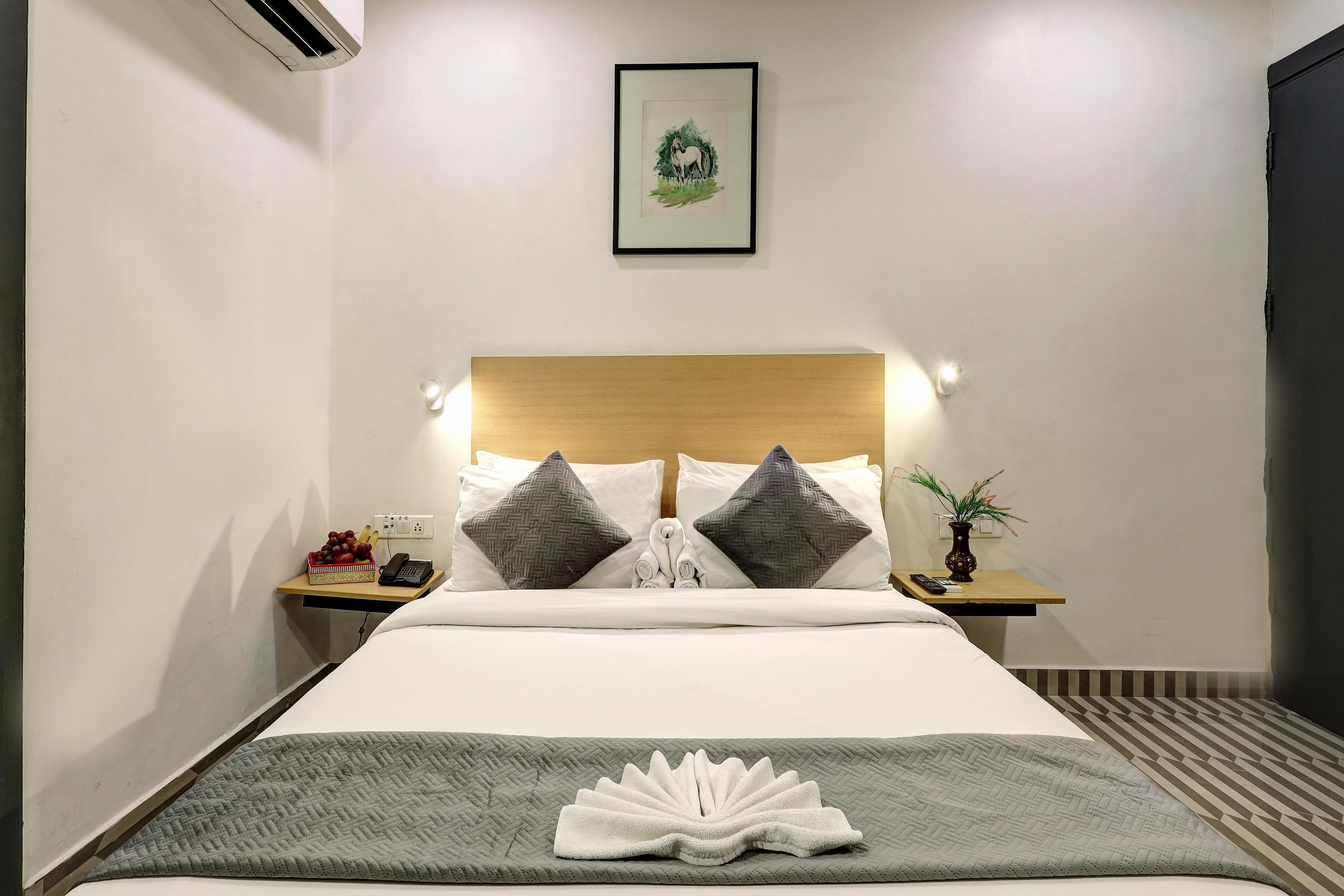 Hotel the Rasa near Welcome metro station - Tap to explore photos