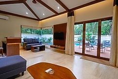 Tropical Villa by HappyInch, Goa
