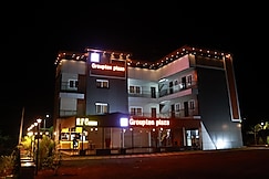 Groupten Plaza, Bekal