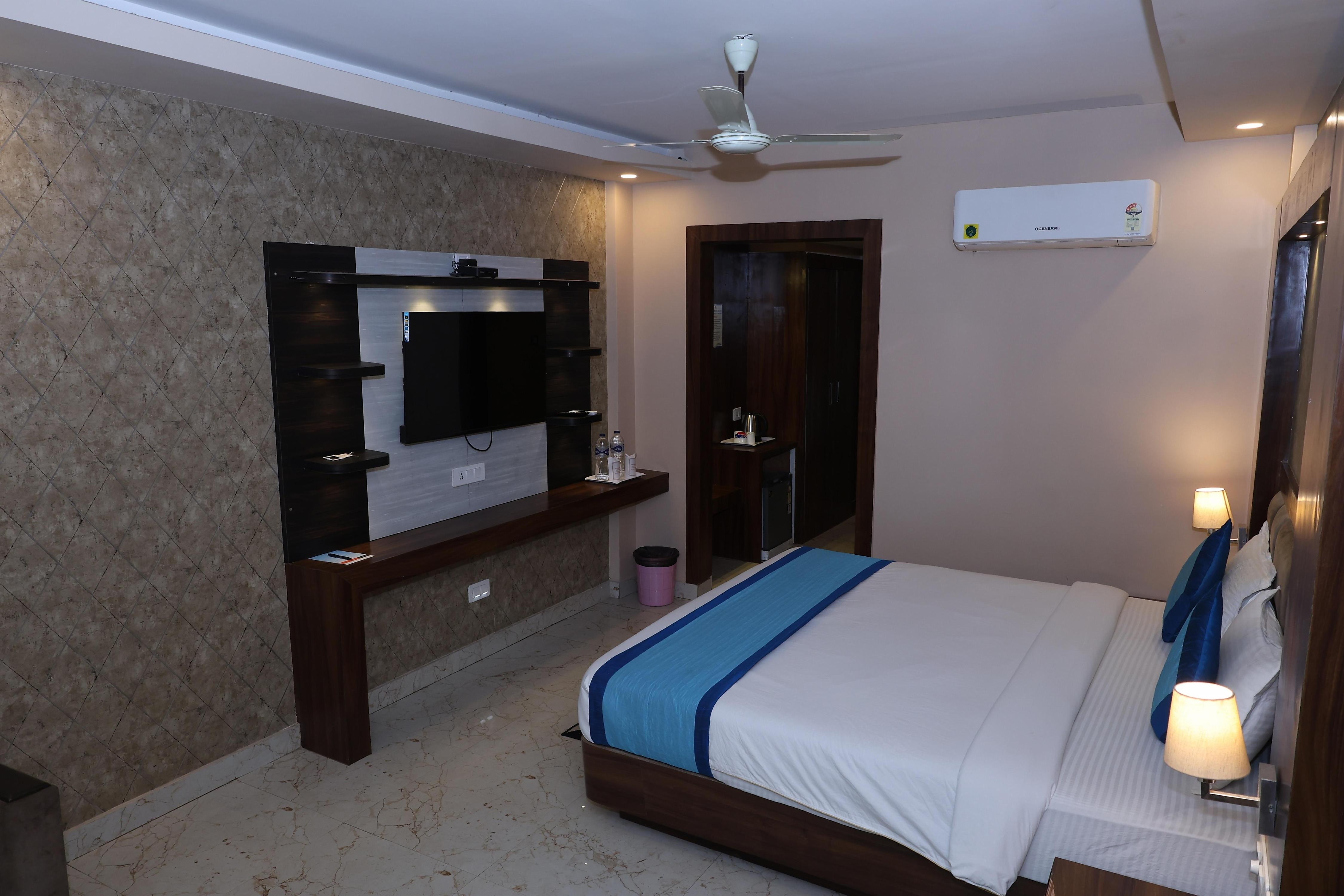 HOTEL AMBIKA PALACE, 150mtrs FROM GOLDEN BEACH - Tap to explore photos