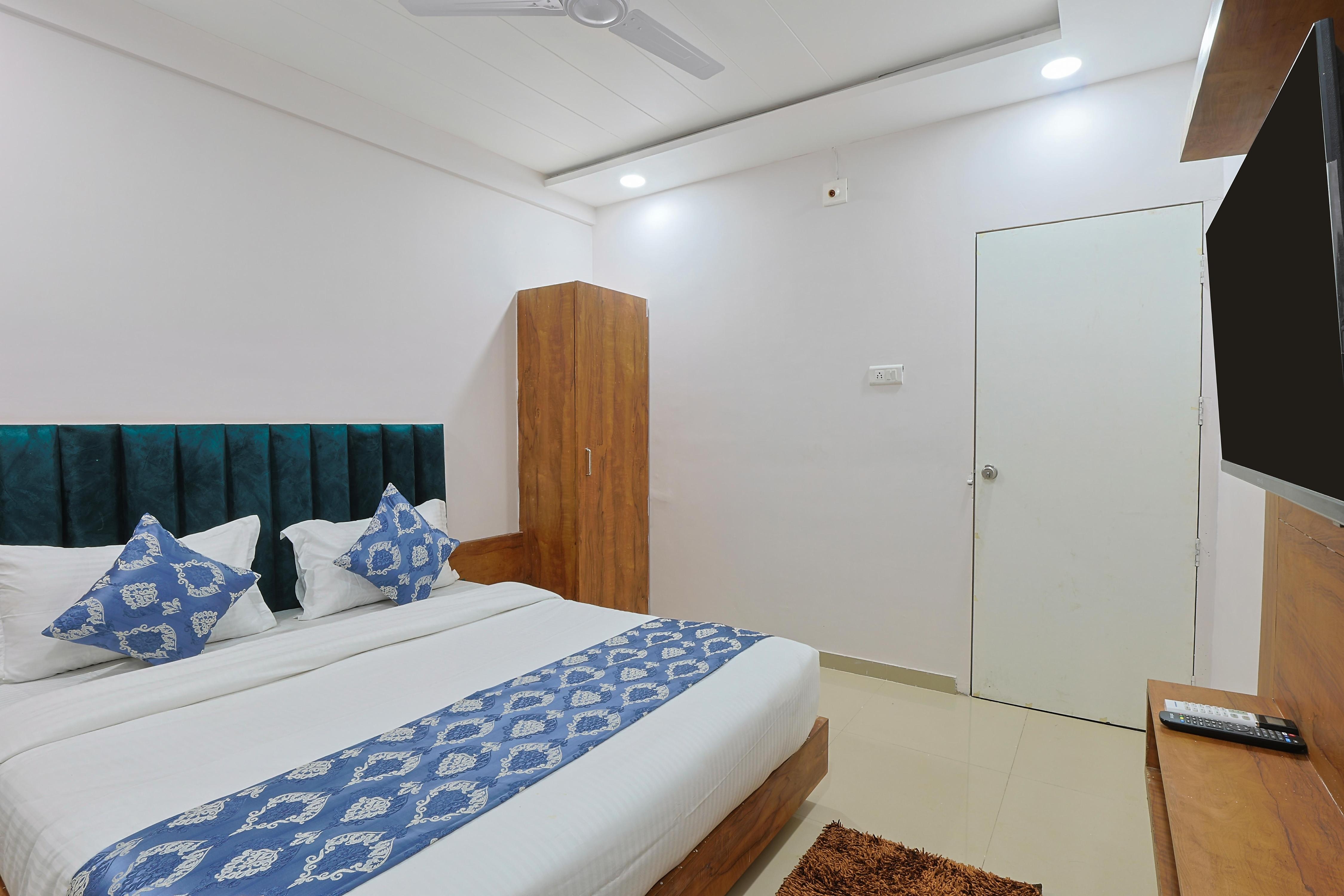 Hotel Monville, Ranoli GIDC - Tap to explore photos