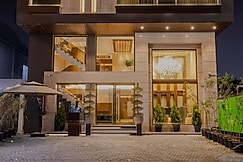 Hotel Golden Aura, Indore