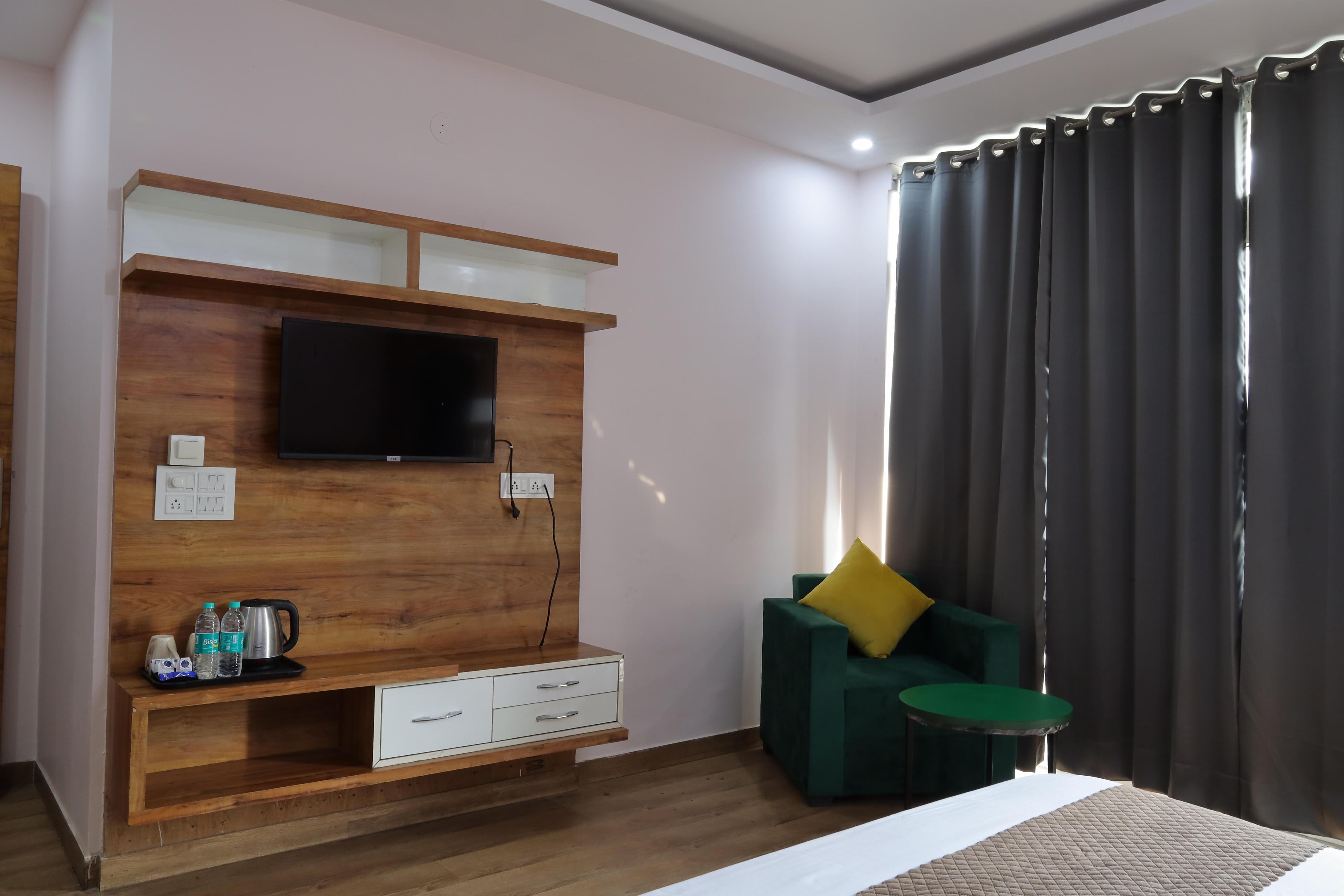 Sandalwood Hotel | Sec-38, Near Medanta Medicity - Tap to explore photos