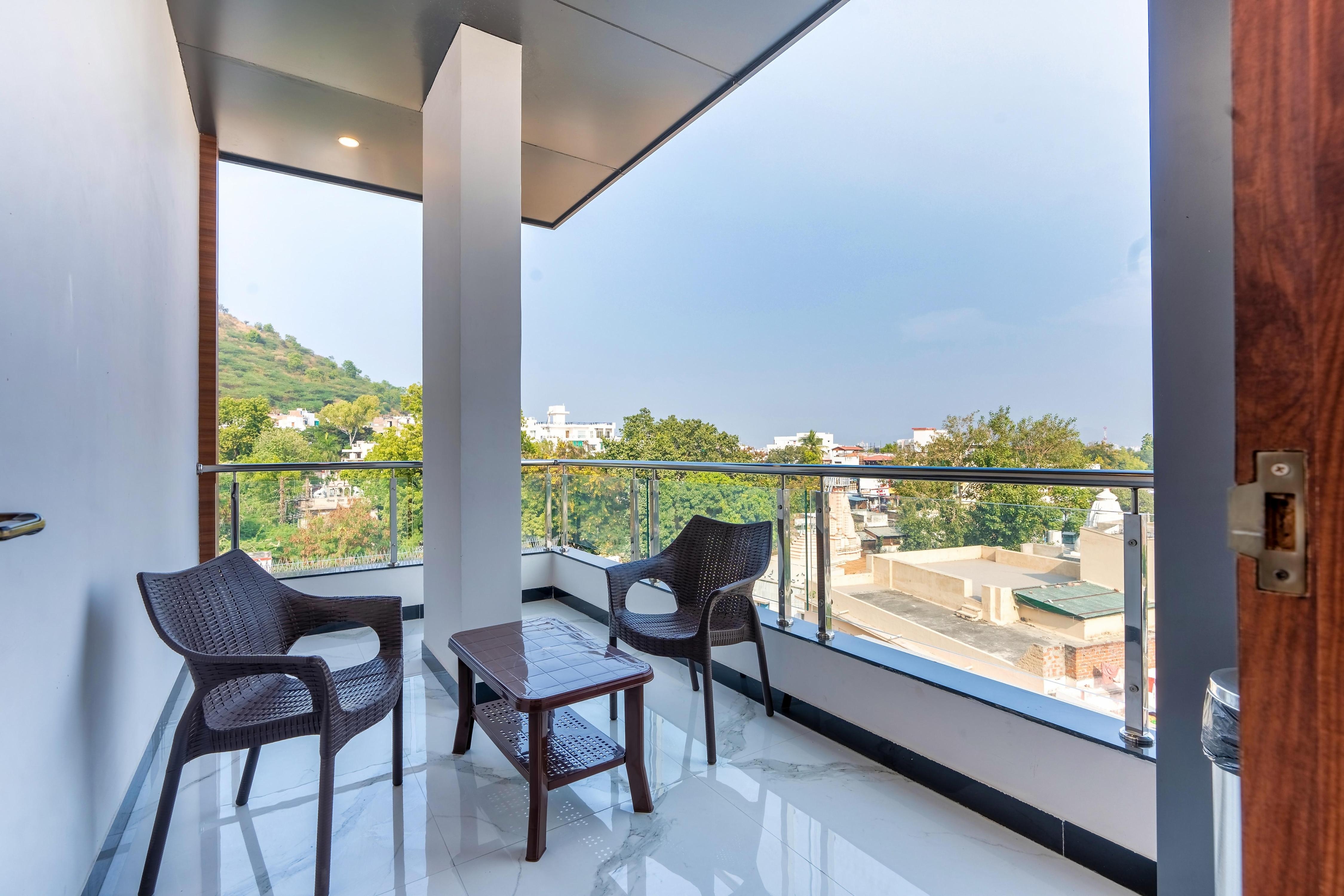 The Grand Fateh-Lake Facing Hotel - Tap to explore photos