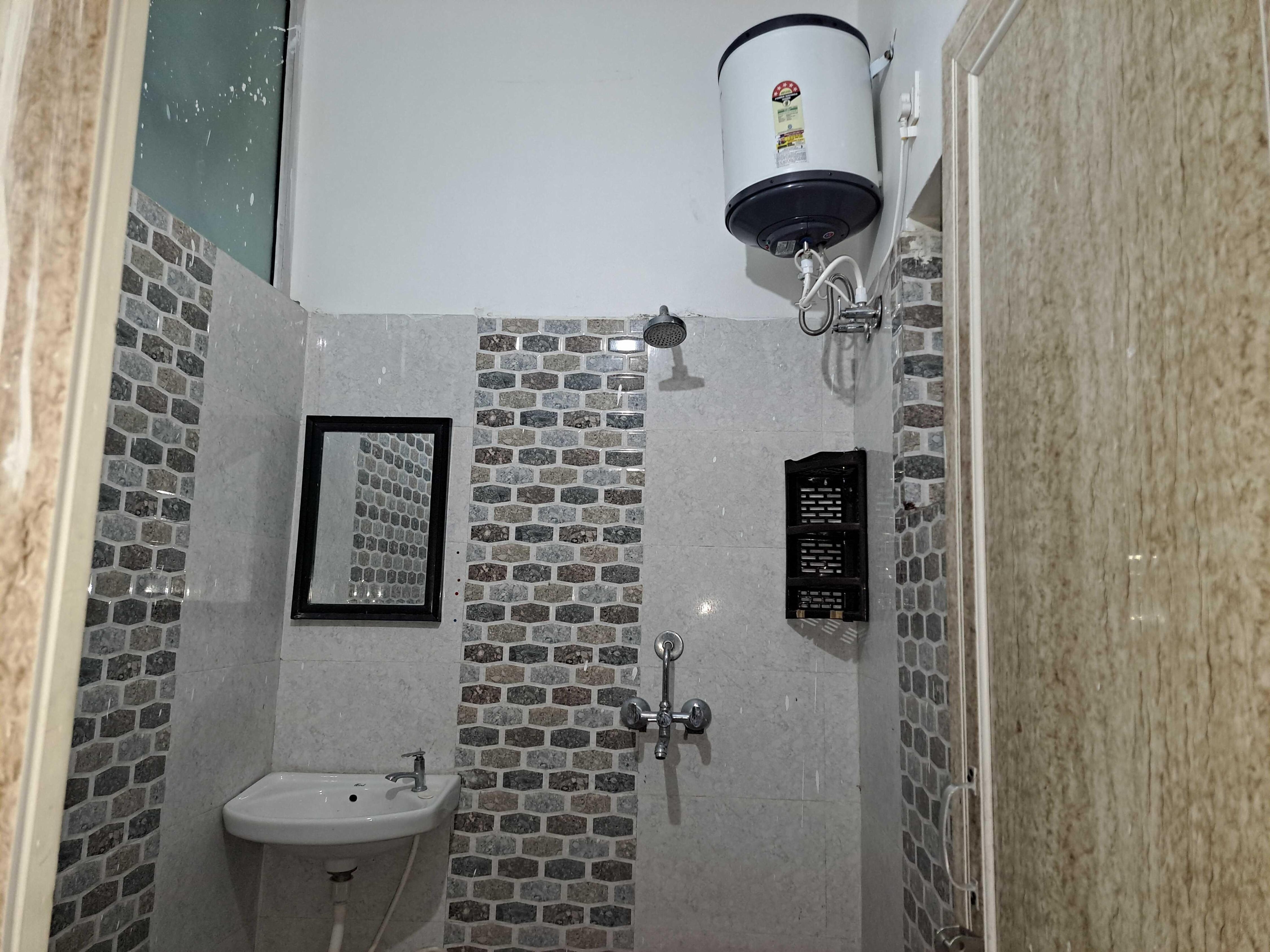 Hotel O Maya Palace Home Stay - Tap to explore photos