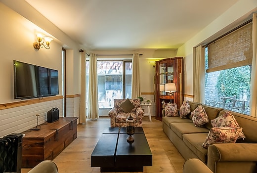Modern 2BHK near Naini Lake  Rustic Retreat