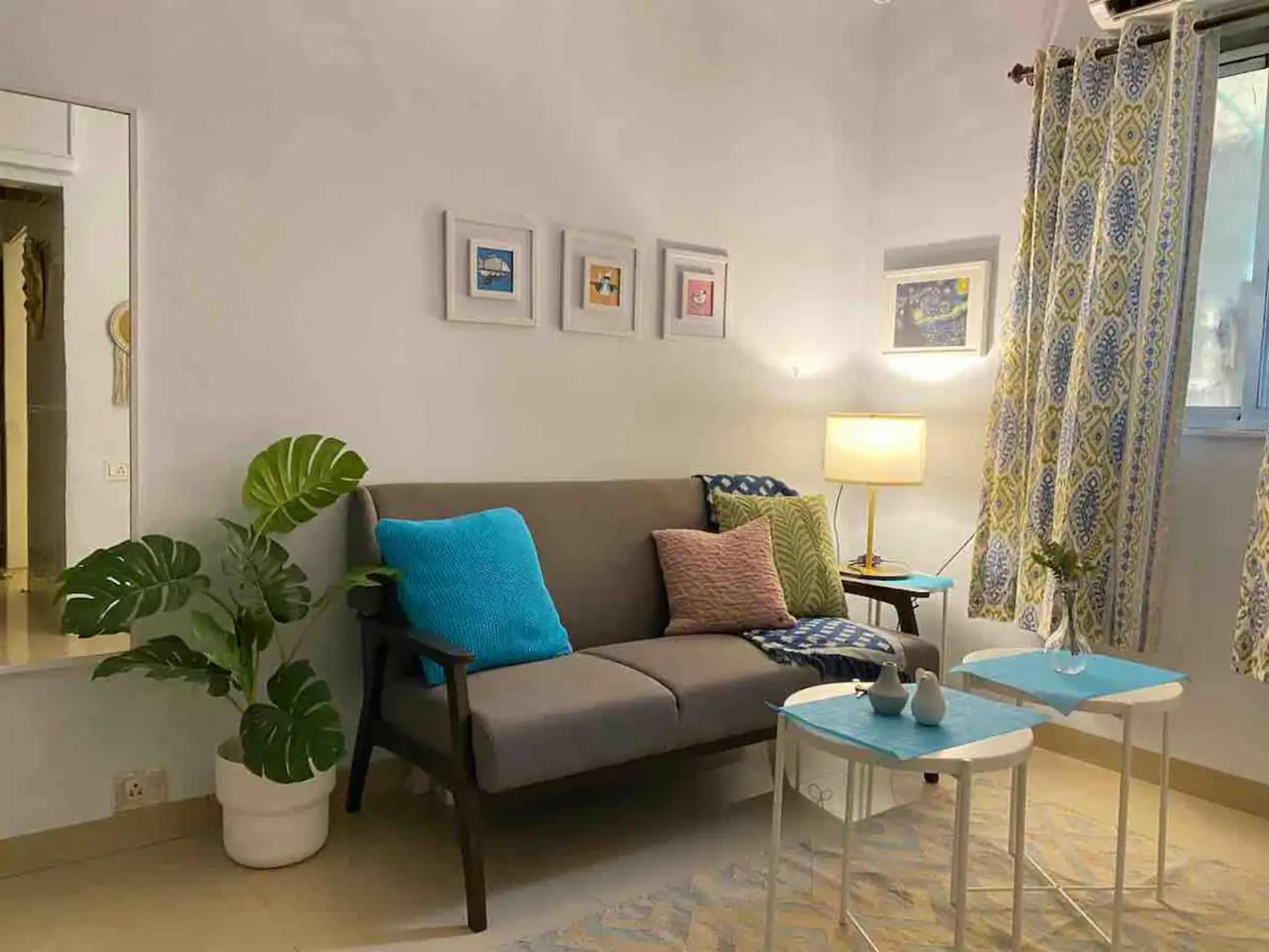 Curated visual reference: Picture Idea: 72 Pali Village A Cozy Vintage Apartment By Connekt Homes