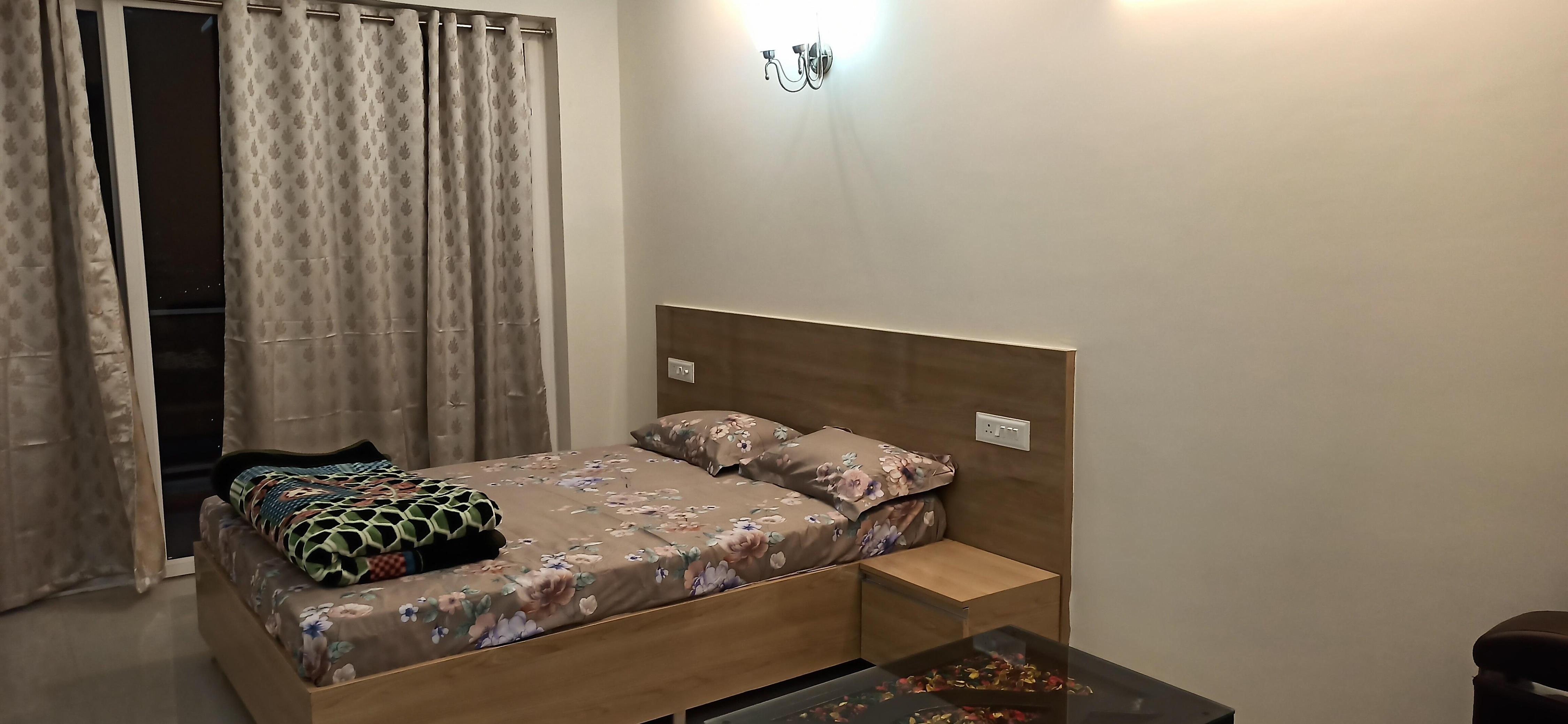 Private Luxury Studio in Gaur city - Tap to explore photos
