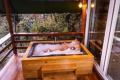 The Kingfisher Treehouse And Jacuzzi By Skydrift, Mussoorie, Rishikesh