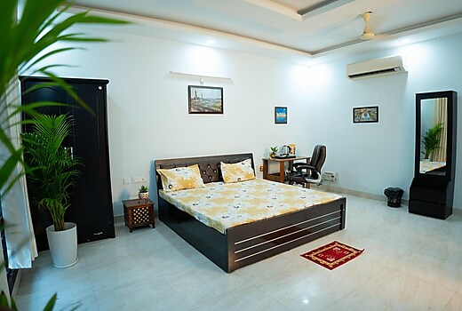 Cozy Retreat I Free Breakfast | Near Centrum Hotel