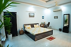 Cozy Retreat I Free Breakfast | Near Centrum Hotel, Lucknow