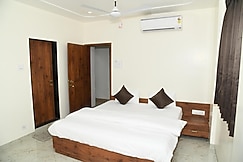 Apex Lodging, Vijayapura
