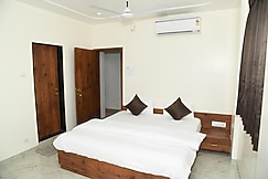 Apex Lodging, Akkalkot