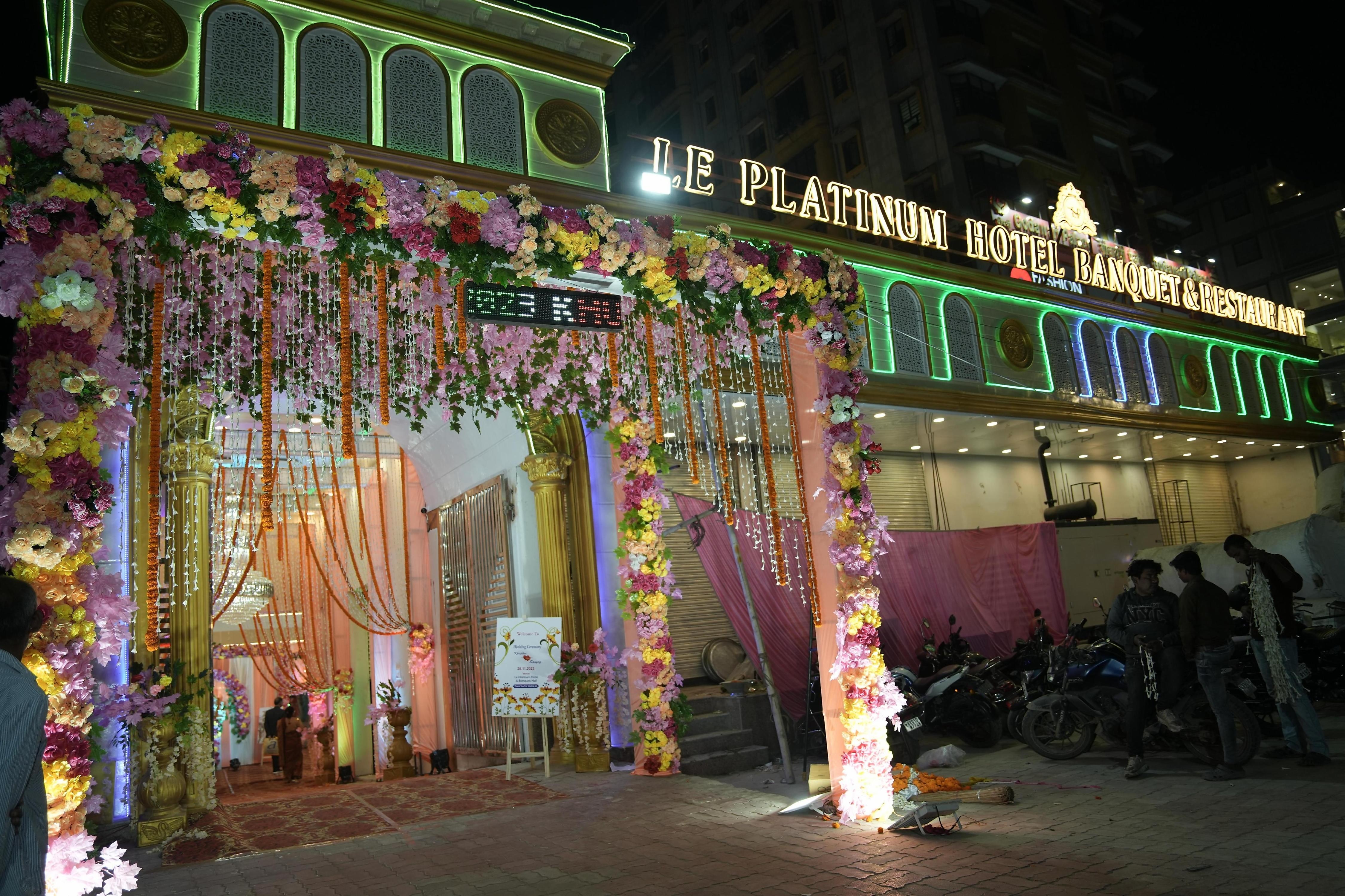 LE PLATINUM HOTEL AND BANQUET - Tap to explore photos