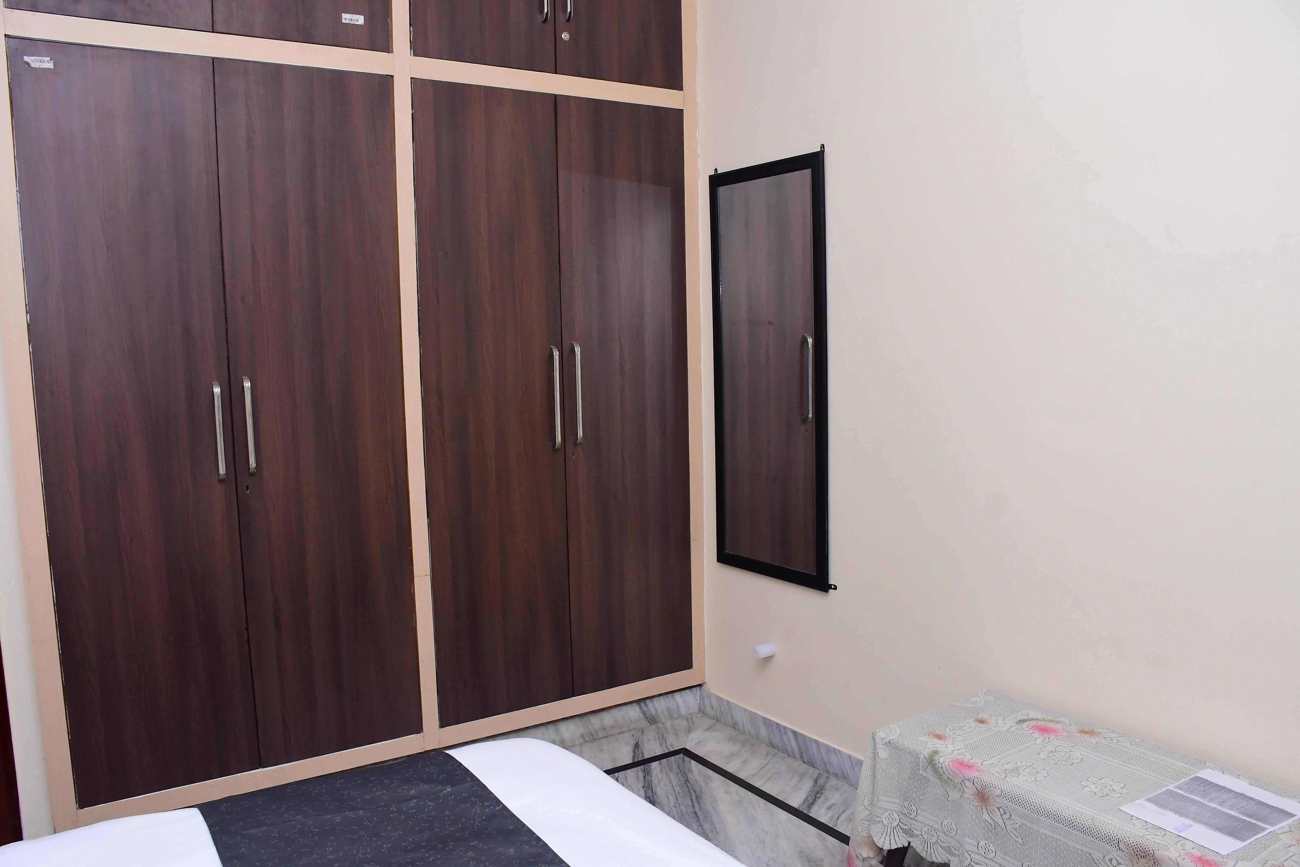 Shri Niwaas Guest House - Tap to explore photos