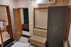 R N Hotel, Gorakhpur