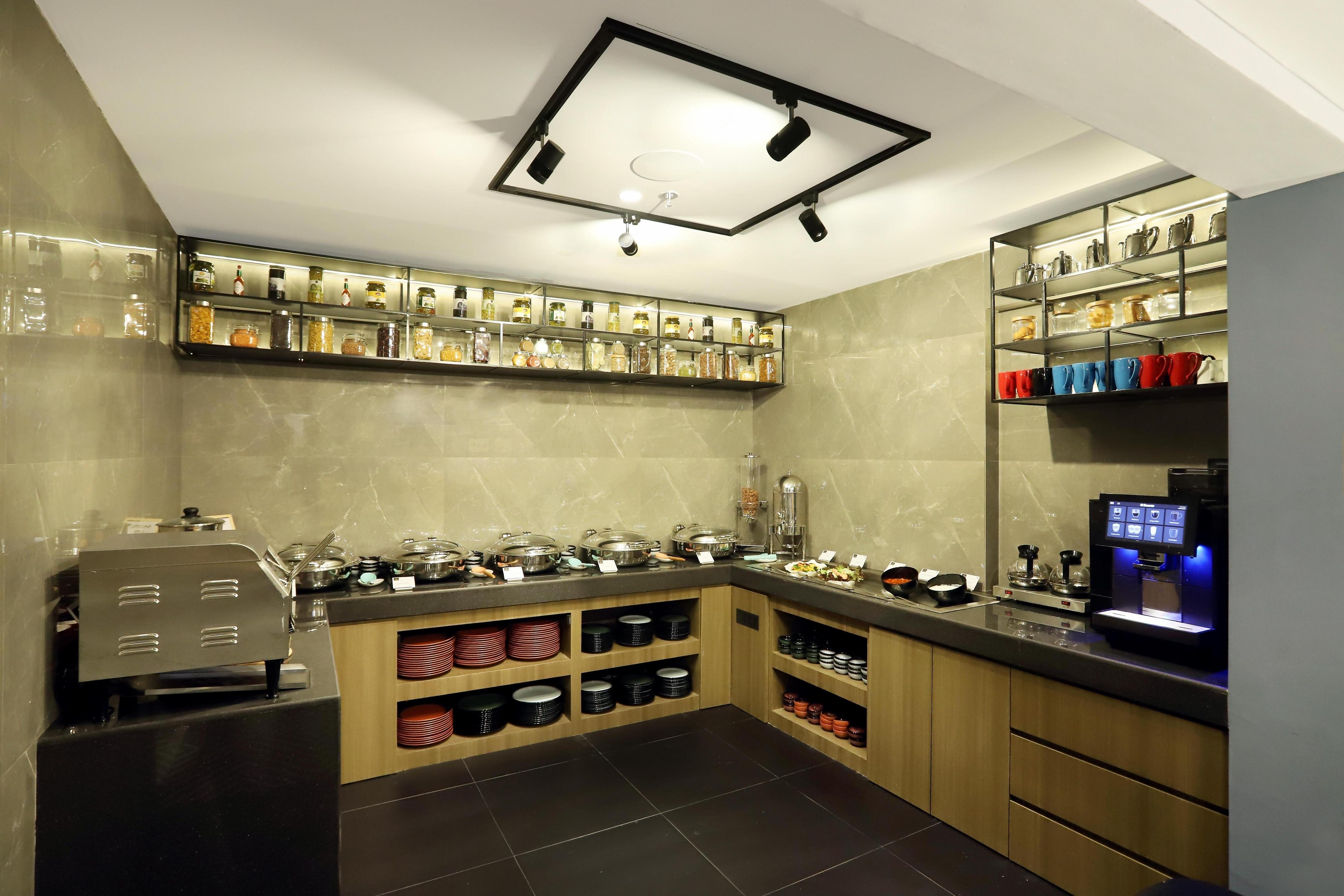 Castor - Multicuisine Restaurant & Bar