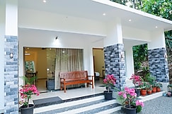 QBees Rooms, Valparai