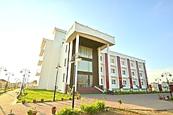 Raj Vilas Hotel and Resort, Maharajganj