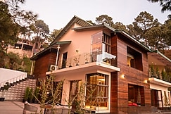 Ambaram 4BR Villa With Jacuzzi and Private Lawn, Solan
