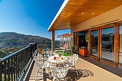 Scenic Villa near Kasauli | Luxe 3BHK Villa with WiFi, Cook, TV, Solan