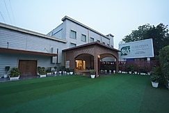 Hotel Luxe Opera NH8 7km from IGI Airport Delhi Managed by Bel-La Monde Group of Hotels, Delhi