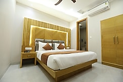 Hotel The Glitz, Delhi