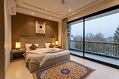 The Lodgers Luxury Hotel Near Golf Course Road Gurgaon, Gurgaon