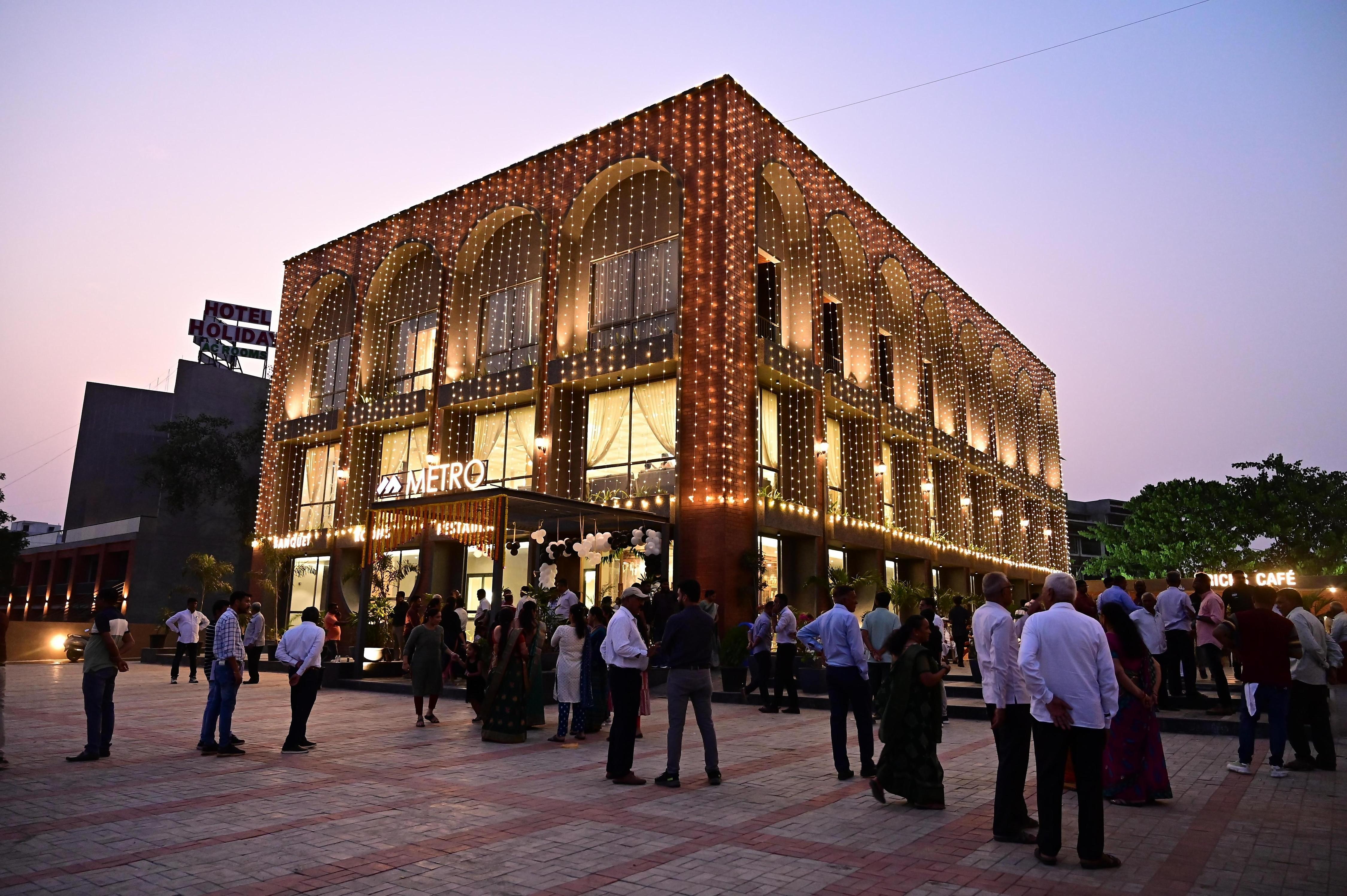 HOTEL METRO MODASA - Tap to explore photos