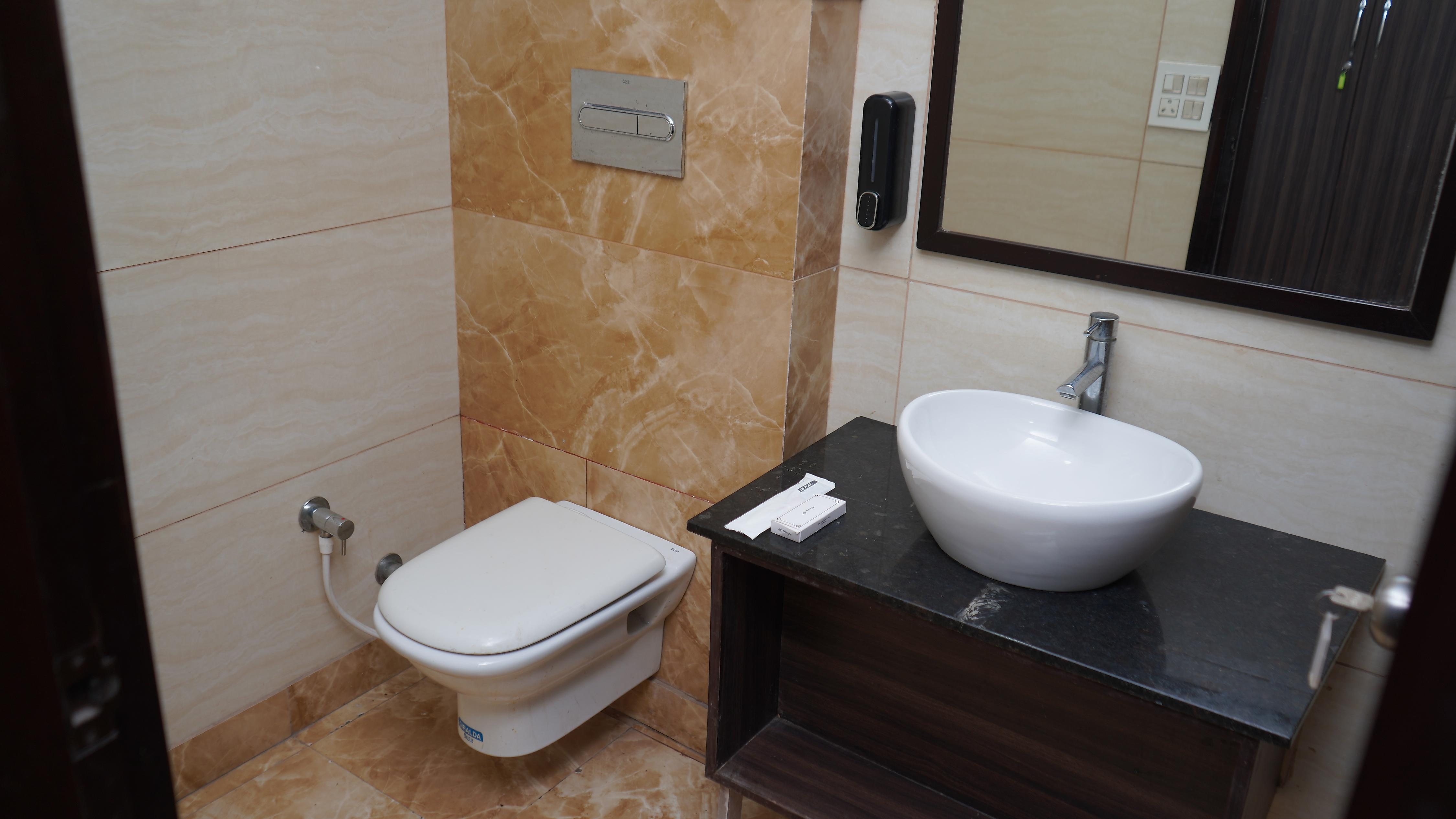 Qotel Hotel Rajouri Garden Couple Friendly - Tap to explore photos