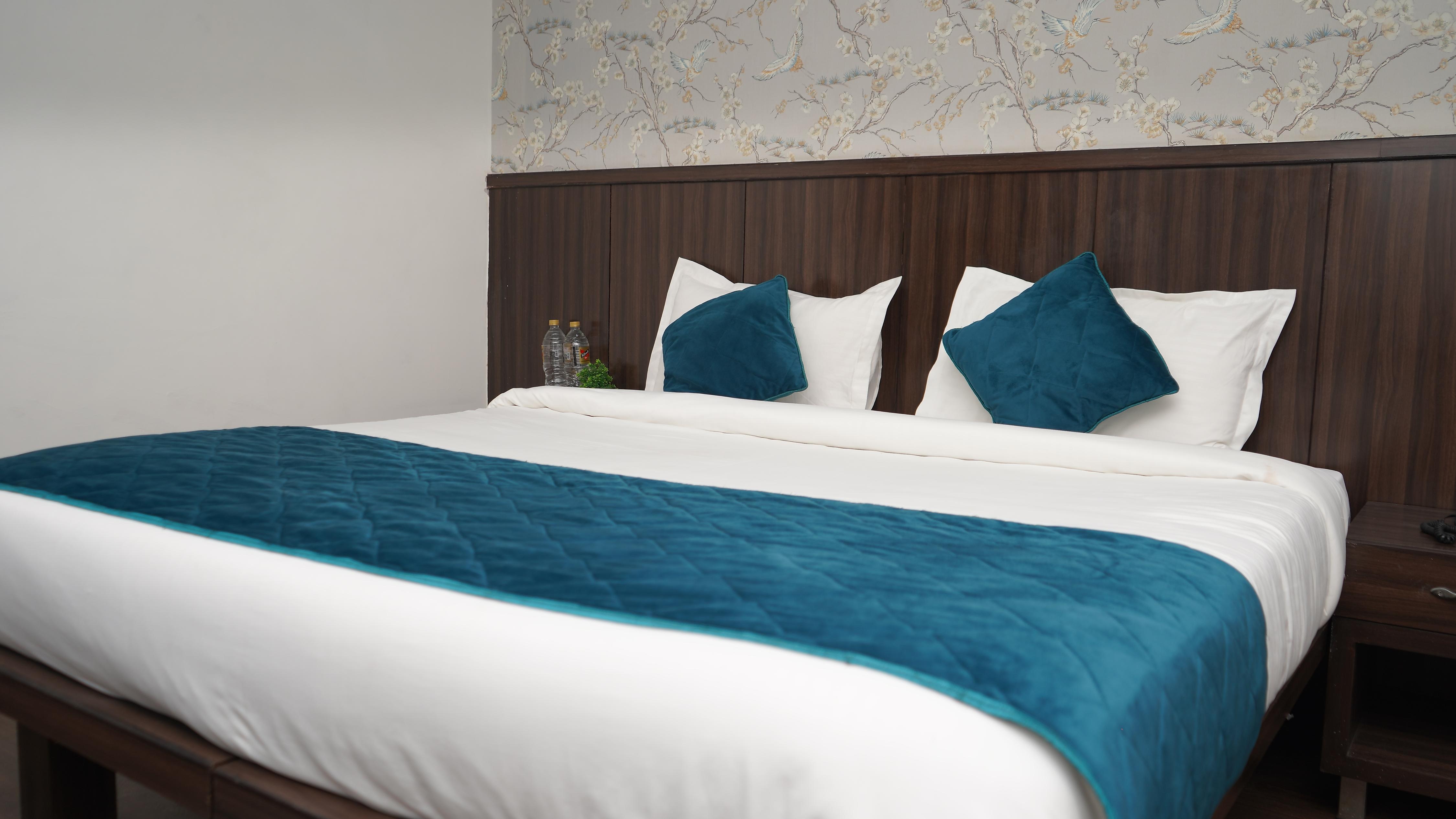 Qotel Hotel Rajouri Garden Couple Friendly - Tap to explore photos