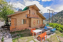 Bamboo Cottage with beautiful view of river and mountain, Manali