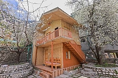 Treehouse Bamboo cottage, Manali