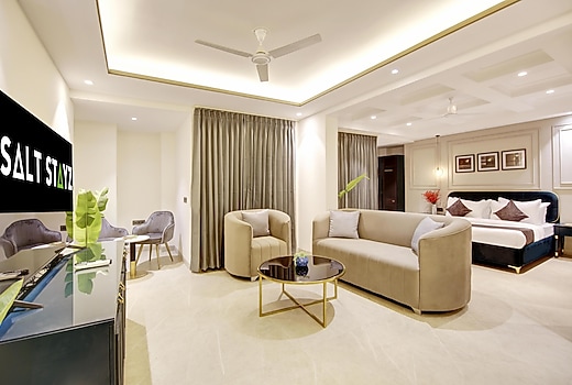 Saltstayz Premier - Galleria Market Road & Sector 27