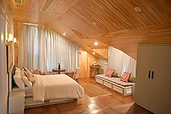 Tree of Life Lakeside Cottage, Srinagar